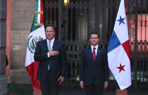 Los presidentes de Panamá y México, testigos del acuerdo.