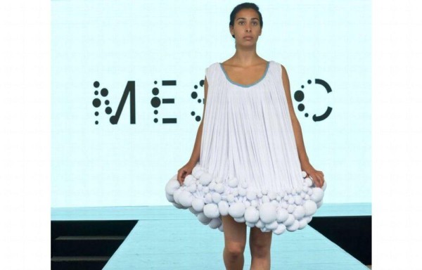 Usa caca de vaca para hacer vestidos