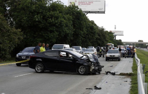 El auto chocó a un policía.