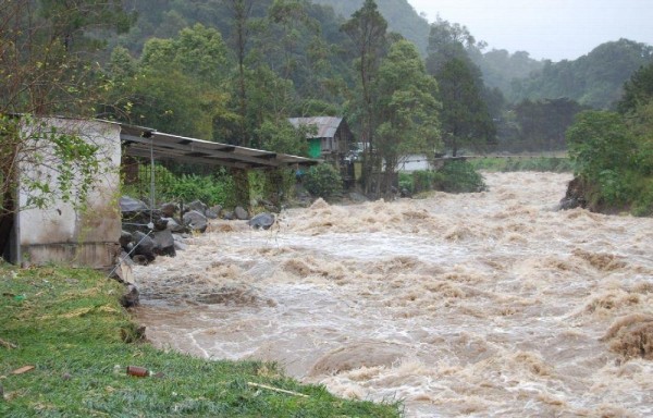 Numerosas viviendas muy cerca a la orilla del caudaloso río en Volcán.