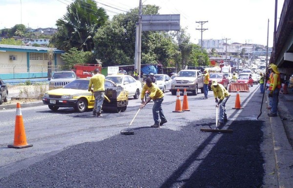 Colocación de asfalto en las calles.