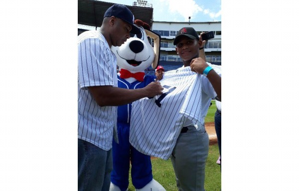 Bernie Williams junto a Adán Sánchez.