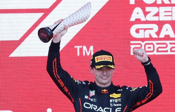 El neerlandés festejando su gran triunfo con la escudería Red Bull.