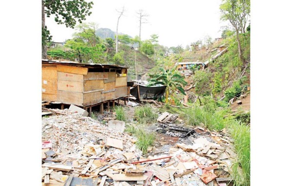 La basura es otro problema en el lugar.