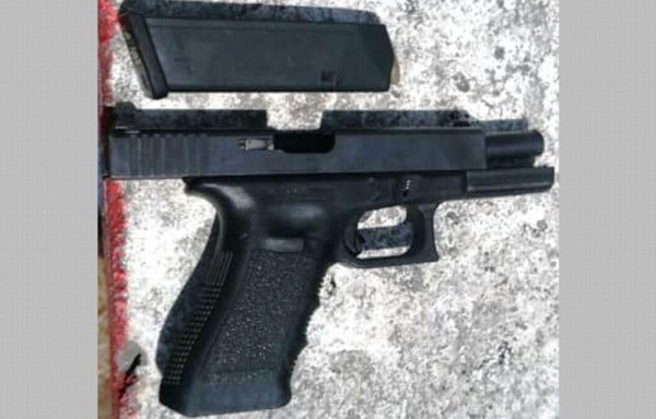 Jovencito tenía una subametralladora y dos 9 mm en su casa