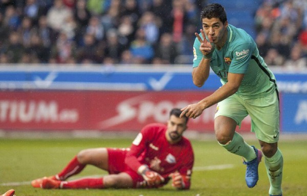 Luis Suárez marca el primer gol ante la desesperación del portero del Alavés Fernando Pacheco.