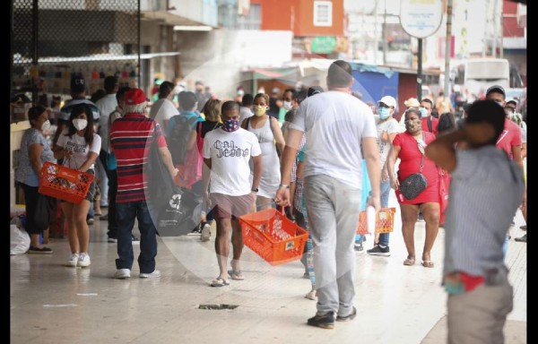 ¡Parece diciembre! Mucha gente en la calle y haciendo mal uso de las mascarillas