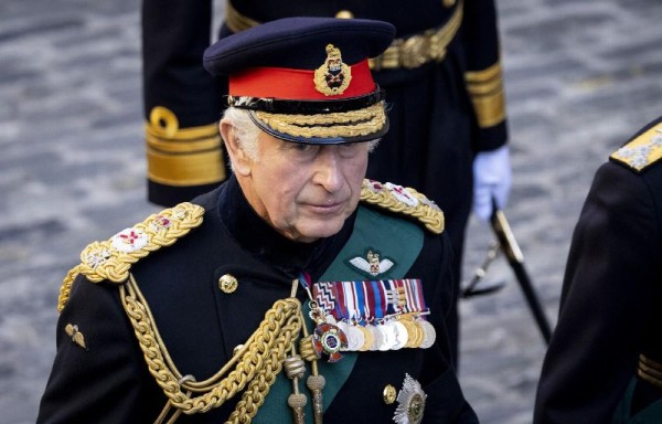 Acompaña al cortejo fúnebre hasta el palacio de Holyroodhouse, residencia real.