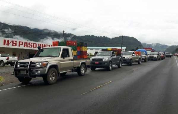 Los productores permanecieron con sus camiones llenos de cebolla en la entrada del centro de poscosecha.