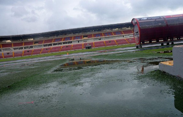 Un torrencial aguacero obligó a suspender los entrenamientos de la selección ayer en el estadio Rommel Fernández.