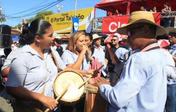 La saloma y el repique de tambores estuvo en su punto, participantes y espectadores respondían al canto.