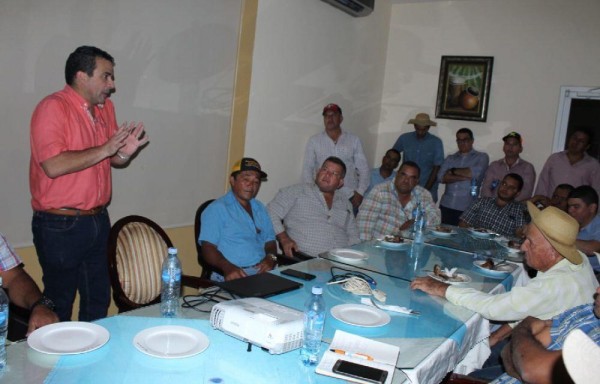 En la provincia de Los Santos se realizó una reunión entre ganaderos e industriales.