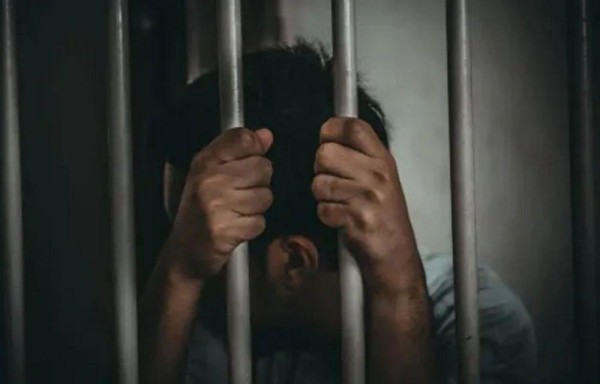 Profe le daba tutoría y lo violó, ya está detrás de los barrotes