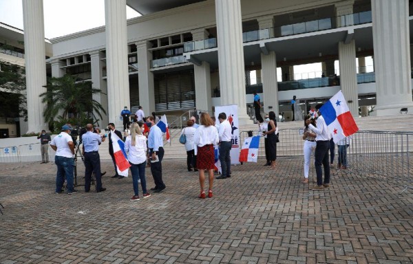 Solo el 43.78% no pertenece a partidos.