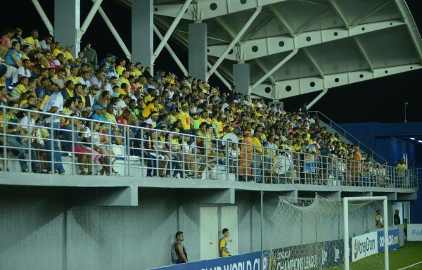 El Estadio Maracaná se pinto de amarillo en las gradas.