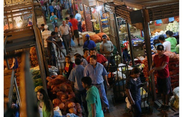 La central de abasto se queda chica para atender la gran cantidad de oferta y demanda.