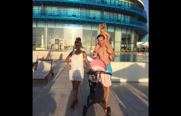 Rakitic, junto a su familia.