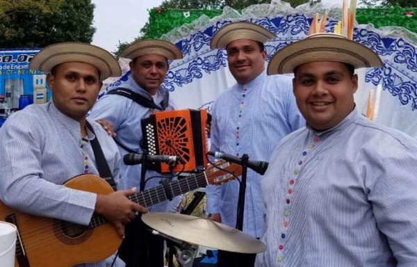 Víctor Bernal participa con un grupo de músicos en la categoría folclore.