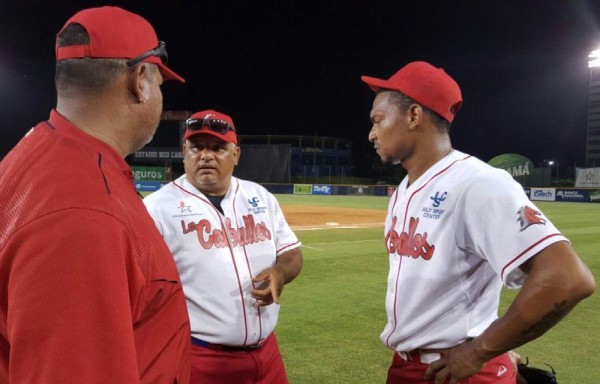 Christian Bethancourt conversa con Olmedo Sáenz y Rafael Medina después de su salida.