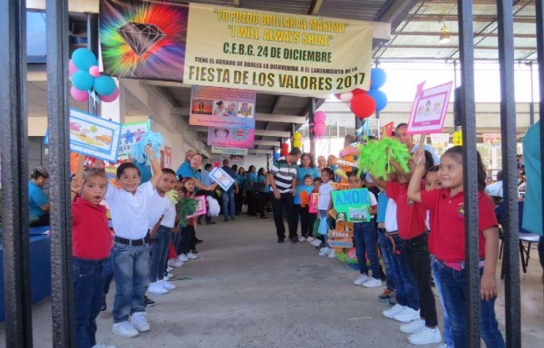 Chicos y grandes celebran los valores.