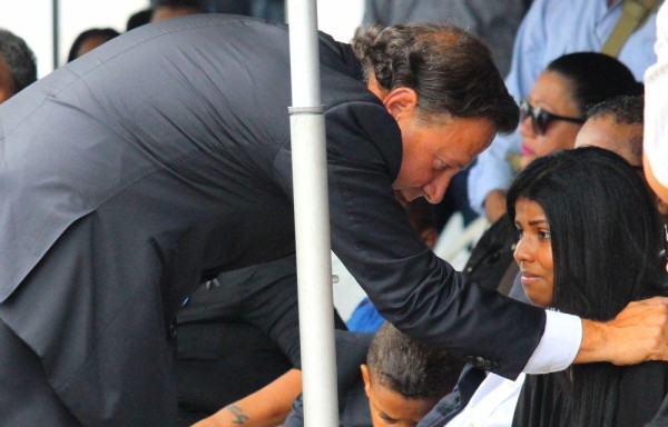 El presidente Juan Carlos Varela consuela a Gixi de Henríquez.