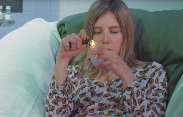 Todo ocurre en el set de filmación de Drugslab (Laboratorio de drogas), un canal de YouTube que ya cuenta con más de medio millón de seguidores.