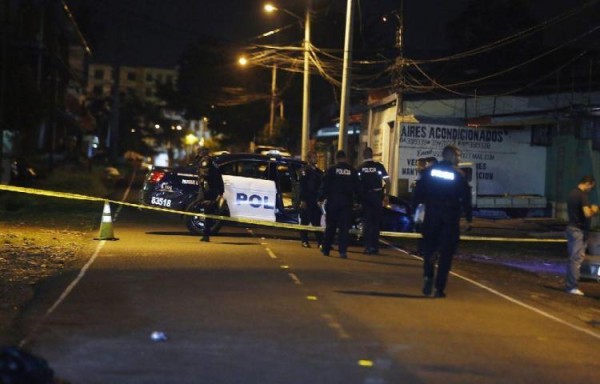 Dos carros llegaron al lugar y dispararon contra una familia.