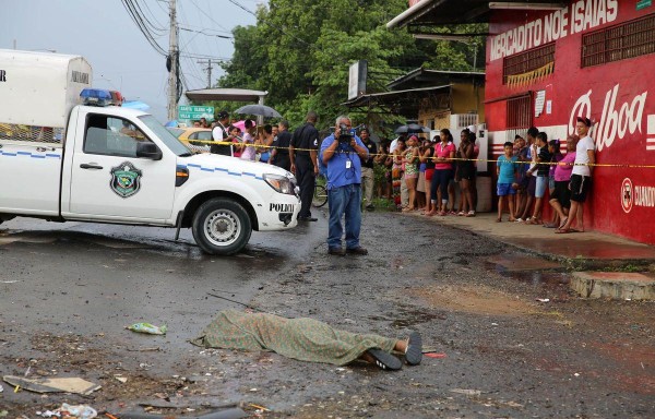 A Esteban lo mataron comprando galletas.