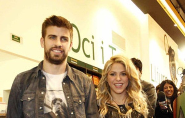Piqué la acompañó.