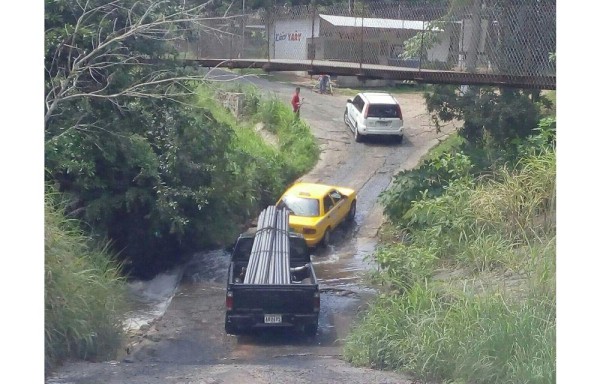 Solo un auto a la vez puede transitar por la vía.