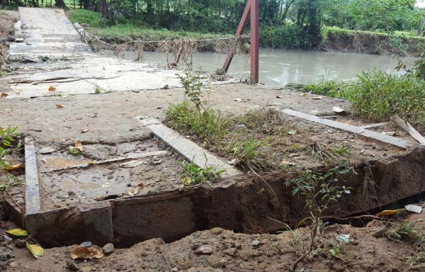 La crecida afectó el puente.