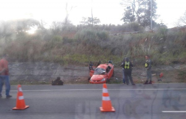 Conductor del vuelco en autopista se dio a la fuga.