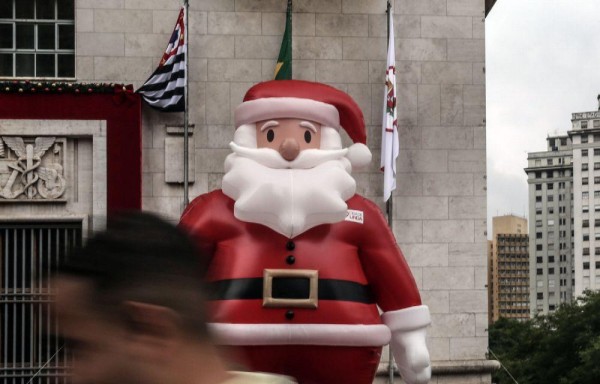 Brasil. Un Santa Claus inflable gigante.
