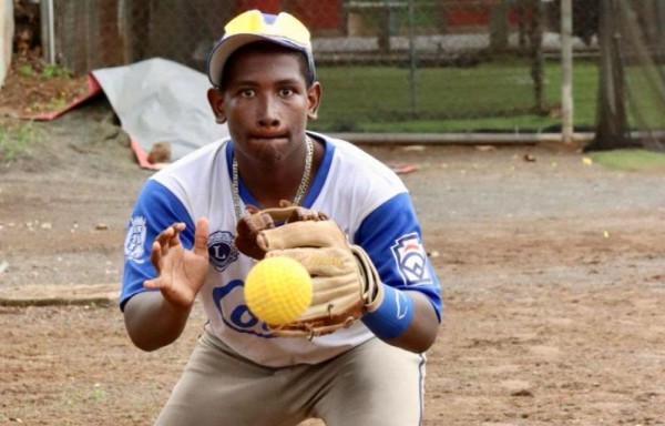 Entrenan en el estadio de Llano Bonito.