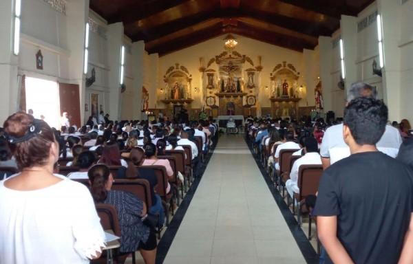 La iglesia donde se realizaron los actos fúnebres estuvo repleto de amigos y familiares de la víctima