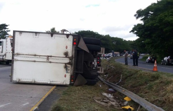 El chofer resultó ileso y salió por su cuenta del vehículo.