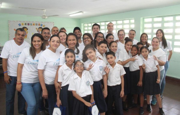 Dove Day, la iniciativa global de Responsabilidad Social de Dove Masterbrand, diseñada para brindarles la oportunidad a miles de colaboradores de Unilever de impactar a niños y niñas con educación básica sobre autoestima y promoverla en ellos, llegó a Panamá por tercer año consecutivo, con el objetivo de educar a 150 niños de la escuela Dr. Belisario Porras, ubicada en San Francisco.