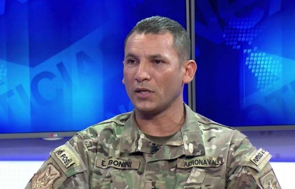 Condenan a comisionado por golpear a su pareja