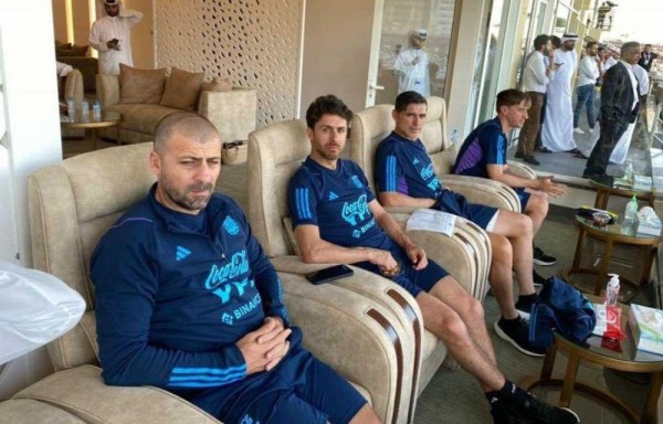 El Cuerpo Técnico de Argentina viendo el juego.
