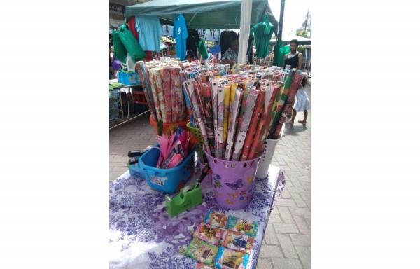 Se ganan la vida forrando regalos