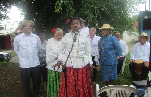 Los adultos mayores también celebran con sus tonadas