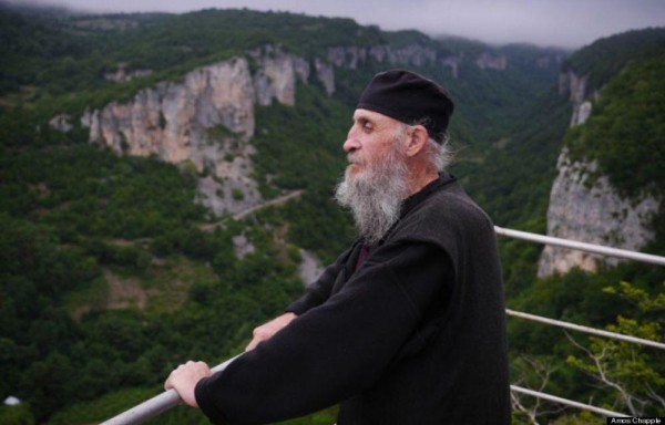 Vive en la cima de un monolito para estar cerca de Dios