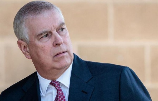 Un hombre es acusado por llamar viejo verde al príncipe Andrés