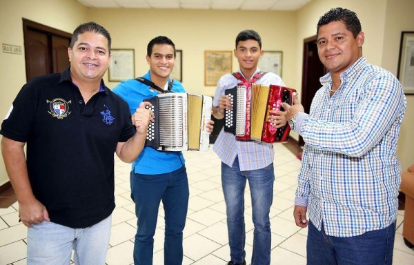 Manuel y Abdiel se sienten orgullosos de sus hijos.