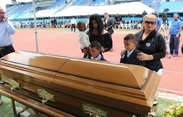 Miriam Espinoza, madre de Amílcar, y su esposa, Gixi de Henríquez, dolidas ante la pérdida.