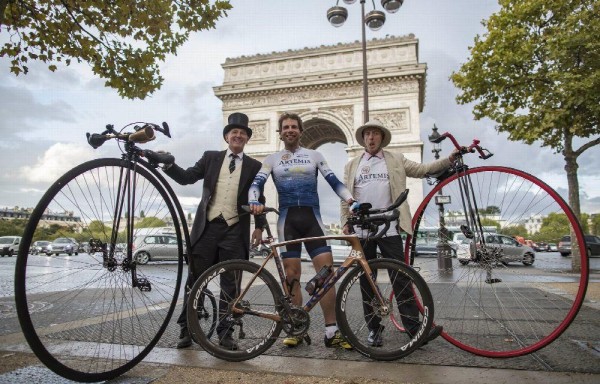 El aventurero cruzó el Arco del Triunfo de la capital francesa en torno a las 19:00 horas locales.