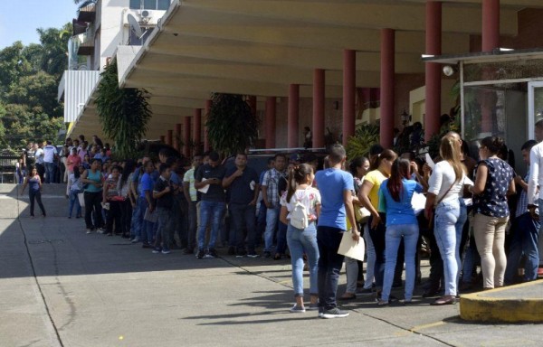 Jóvenes y adultos hacen filas para participar de las ferias.