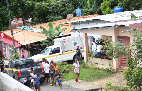 Entre el caserío el personal forense y de la fiscalía de homicidios levantó el cadáver de la víctima.