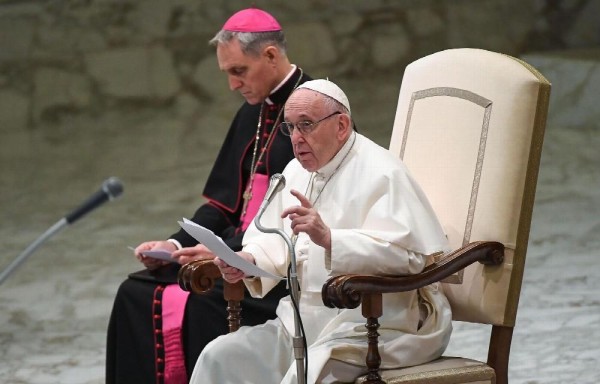 El papa Francisco también tiene un problema en la rodilla derecha, ha asegurado que no se quiere operar.