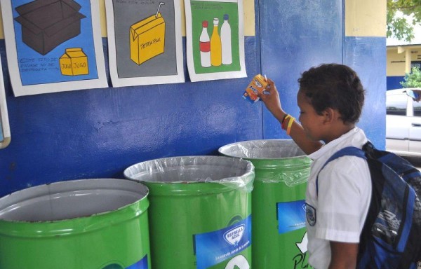 Alumnos de las escuelas podrán separar materiales en los cestos de basura.